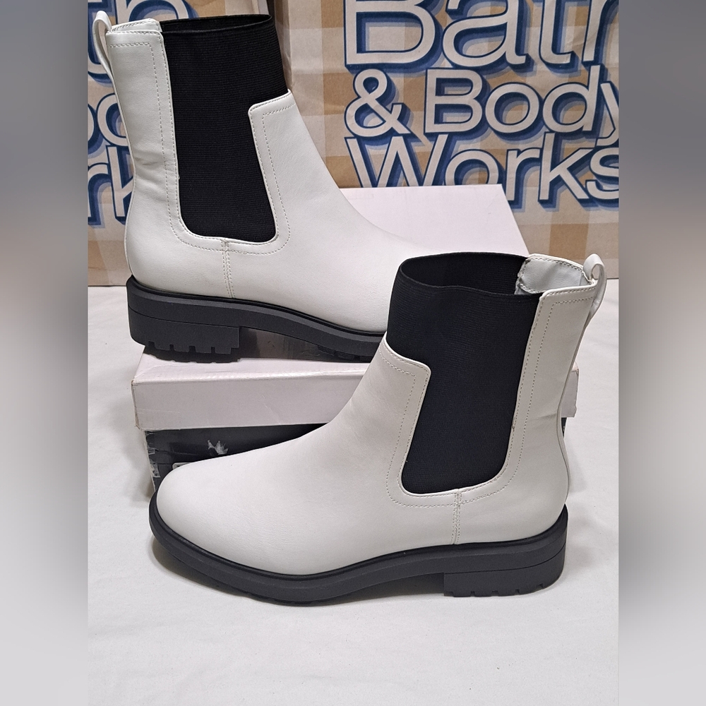 Alfani Women's Tackoma Lug Sole Booties White/Black Pull-On Size 9.5M New In Box - Picture 3 of 15